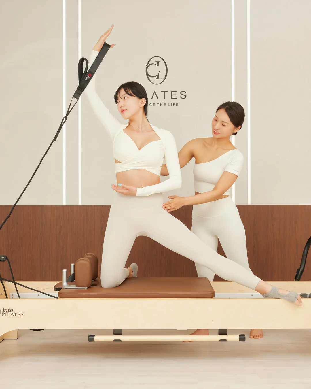 리포머 수업, 강사가 자세를 잡아주는 모습
